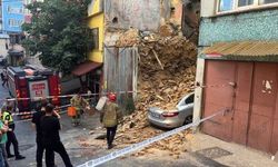 Beyoğlu'nda 2 Katlı Metruk Binanın Çökmesi Sonrası Park Halindeki Araç Hasar Gördü