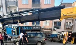 Bursa İnegöl'de Yük Asansörü Park Halindeki Minibüsün Üzerine Devrildi