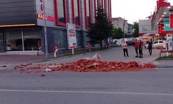 Çaycuma'da Seyir Halindeki Tırdan Yola Saçılan Tuğlalar Korkuttu