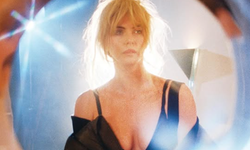Charlize Theron'dan Cesur Üstsüz Paylaşım