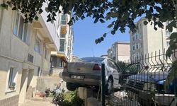 Çorlu'da el freni çekilmeyen otomobil bahçe duvarında asılı kaldı