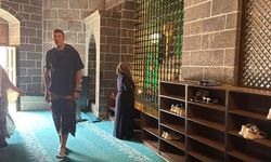 Diyarbakır Hz. Süleyman Camisi'nde Fransız Turistin Cami Adabına Duyarlılığı