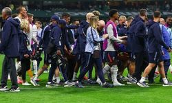 Dünya Kupası'nda Talihsiz An: Jordan Henderson Reklam Panosundan Düştü