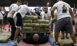 Ekstrem Sporcu Bujar Muli Vücudu Üzerinde 2 Ton Taşıyarak Dünya Rekoru Kırdı