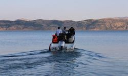 Elazığ Hazar Gölü'nde Yüzmek İçin Giren 16 Yaşındaki Çocuk Kayboldu