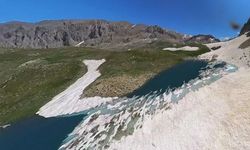 Erzincan'da Donmuş Göl Üzerinde Kayak ve Yamaç Paraşütü Etkinliği