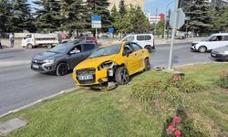 Eskişehir'de Döner Kavşakta Otomobil Refüje Çıktı, Trafik Aksadı