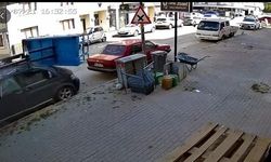 Eşya taşıma asansörünün minibüsün üzerine devrilme anı kamerada