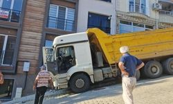 Freni Boşalan Kamyon Tekirdağ'da Eve Çarptı, Mahallede Deprem Endişesi Yaşandı
