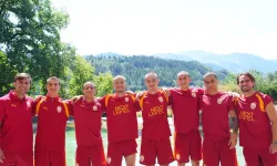Galatasaray'da Genç Futbolcuların Saç Tıraşı Geleneği Sürüyor