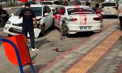 İskenderun'da Gelin Arabasıyla Otomobil Çarpıştı: 1 Yaralı