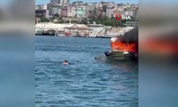 İstanbul Balat'ta Tekne Yangını: Baba ve Oğul Denizle Kurtuldu