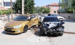 Karaman'da Ticari Taksi ile Otomobil Çarpıştı: 3 Yaralı