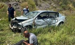 Kars'ta otomobilin şarampole devrilmesi sonucu 2 kişi yaralandı