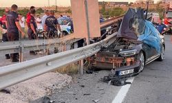 Kayseri'de düğün konvoyundaki otomobil bariyerlere çarptı: 1 ölü, 3 yaralı