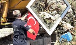 Kepçe Operatörünün Bayrak Hassasiyeti Takdir Topladı