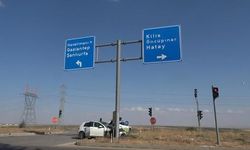 Kilis'te otomobil yön tabelasına çarptı: 2 kişi yaralandı