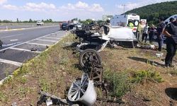 Konya Akşehir'de Refüje Çarpan Otomobilde 3 Kişi Yaralandı