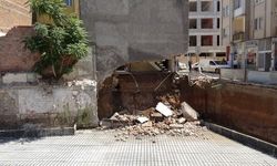 Malatya'da Göçük Yaşanan Mühürlü Binadan Düşen Beton Parçaları Endişe Yarattı