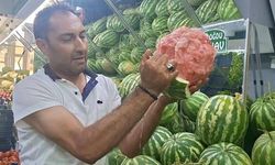 Manav Salih Aydoğdu, Bıçak Kullanmadan Karpuz Soyma Yöntemiyle Dikkat Çekti