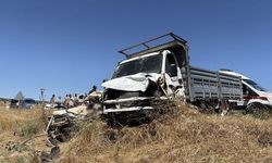 Manisa Kula'da otomobil ile kamyonet kafa kafaya çarpıştı: 1 ölü, 1 yaralı