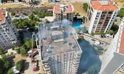 Menemen'de çatıda çıkan yangında mahsur kalan işçiler itfaiye tarafından kurtarıldı