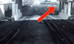 Otomobil Köprüden Uçup Tren Vagonuna Çarptı: Feci Kaza Kamerada