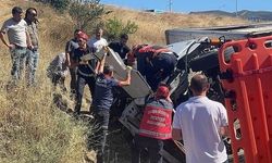 Pamukova'da Freni Boşalan Şeftali Yüklü Kamyon Otomobilin Üzerine Devrildi: 6 Yaralı