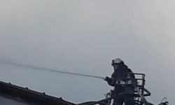 Sakarya'da İki Katlı Binanın Çatısında Yangın Çıktı