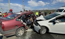 Sakarya'da İki Otomobilin Çarpışması Sonucu 1'i Bebek 7 Kişi Yaralandı