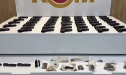 Samsun'da Gizli Bölmelerden 47 Ruhsatsız Tabanca Çıkarıldı