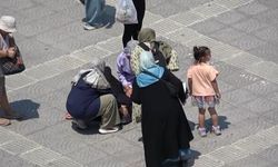 Samsun'da Sıcaktan Fenalaşan Kadına Polis ve Vatandaşlar Yardım Etti