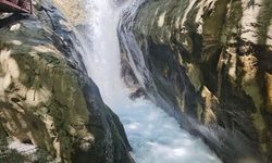 Şemdinli'de Nehri Şelalesi Yaz Aylarında Ziyaretçi Akınına Uğruyor