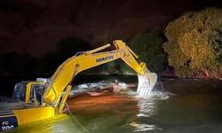 Siirt'te Baraj Sularında Mahsur Kalan Genç Kepçe ile Kurtarıldı