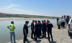 Silvan'da Serinlemek İçin Girdiği Çayda Kaybolan Kişi İçin Arama Başlatıldı