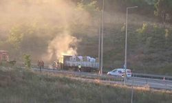 Sultangazi'de Malzeme Yüklü Kamyonun Motoru Alev Aldı