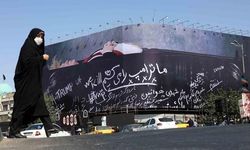 Tahran İnkılap Meydanı'nda Trump'a yönelik dev afiş