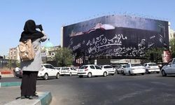 Tahran İnkılap Meydanı'nda Trump'ın Tabut İçinde Tasvir Edildiği Afiş