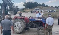 Tavşanlı'da Otomobil ve Traktörün Çarpışması: 3 Kişi Yaralandı