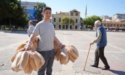 Tek seferde 100 ekmek taşıyan işçi görenleri hayrete düşürüyor