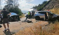 Tokat Niksar'da Kafa Kafaya Çarpışan Otomobillerde 10 Kişi Yaralandı