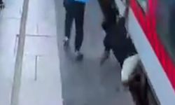 Trenle Platform Arasında Sıkışan Yolcu Hastaneye Kaldırıldı