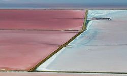 Tuz Gölü, Kırmızı ve Pembe Renklerle Görsel Şölen Sunuyor