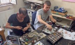 37 Yıllık Kuyumcu Mehmet Ağdur'un Değerli Taşlarla Sanat Eseri Yüzük Tasarımları