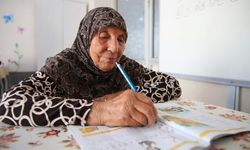 78 Yaşında Okuma Yazma Öğrenen Döne Teyze'nin Azmi