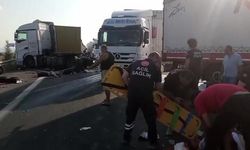 Adana Ceyhan'da Emniyet Şeridindeki Tıra Çarpan Tırda 2 Kişi Yaralandı