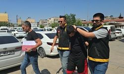 Adana'da Araçlardan Hırsızlık Yapan 2 Şüpheli Tutuklandı
