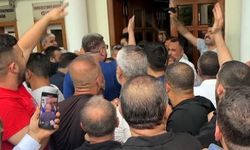 Adana'da Servisçilerden Belediye Önünde Plaka İhalesine Tepki Eylemi
