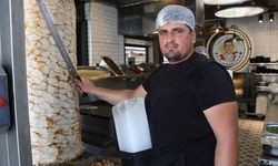 Adanalı Dönerci Sıcakla Mücadelede Kalıp Buz Kullanıyor