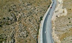 Afyonkarahisar'da Yola Dökülen Boya Araçları Mor Renge Boyadı